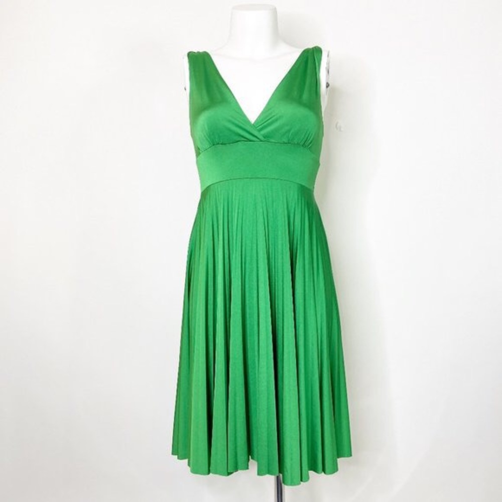 Soprano Emerald Green Pleated V-Neck Dress Size M